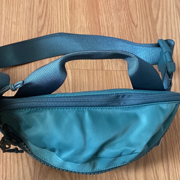 ❤️ Lululemon All Day Essentials Belt Bag 2.5L NWT - Picture 3 of 4